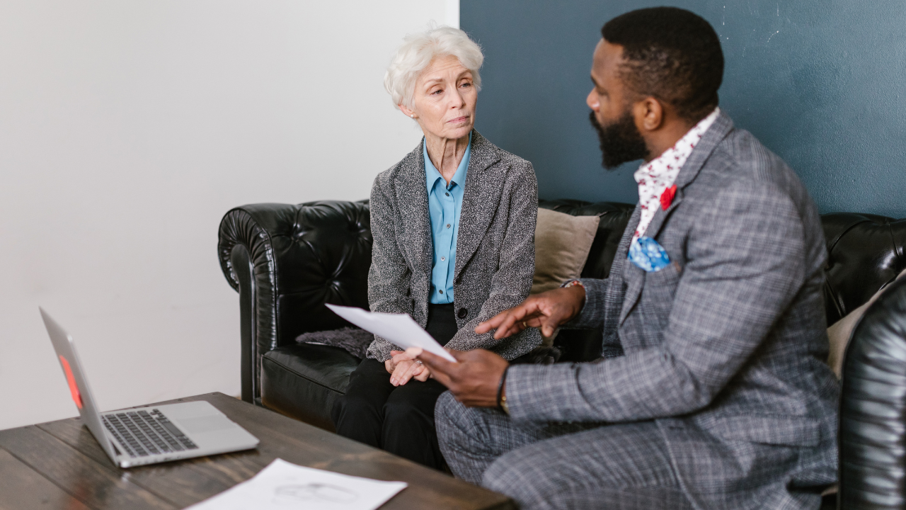 An Advicor withan elderly woman